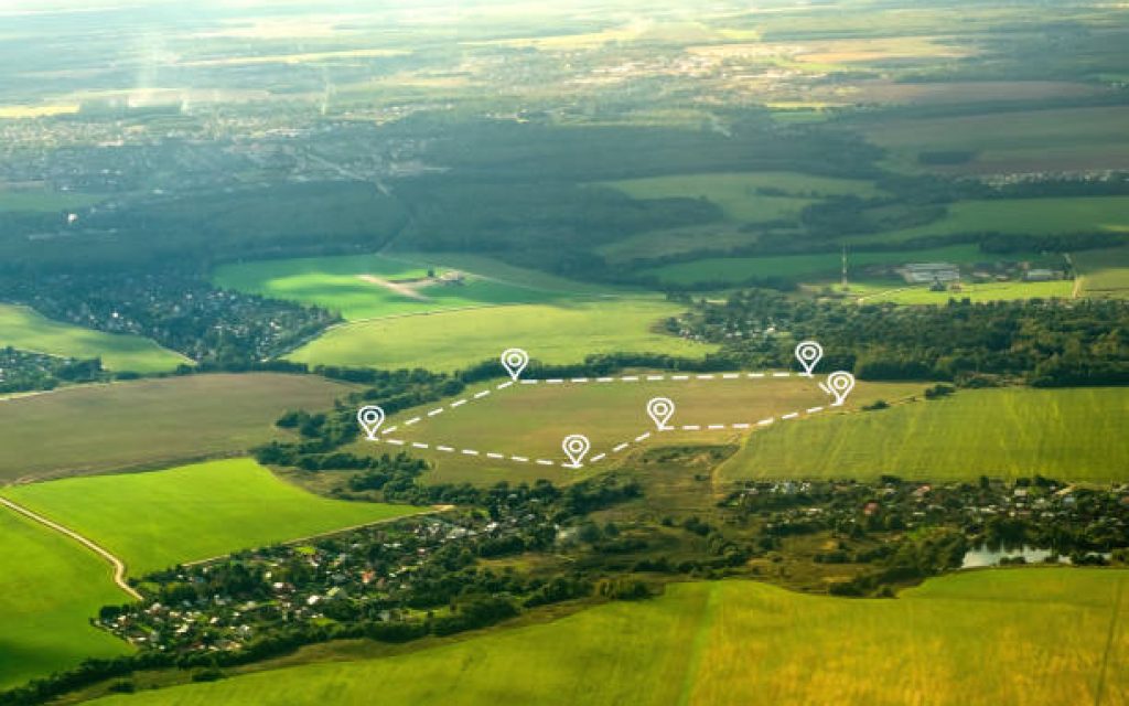 Aerial view of green field, position point and boundary line to show location and area. A tract of land for owned, sale, development, rent, buy or investment.